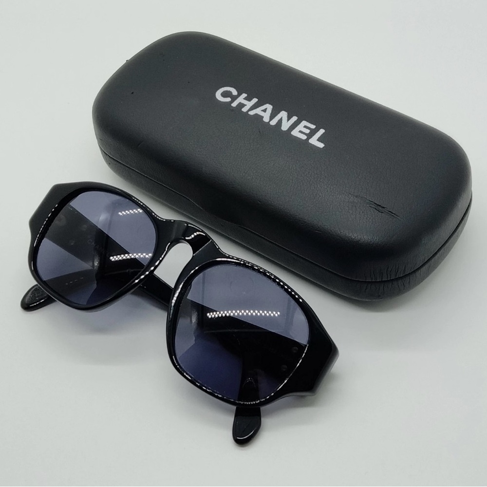 CHANEL Black and Gold Sunglasses with Oversized Frame - Picture 8 of 9